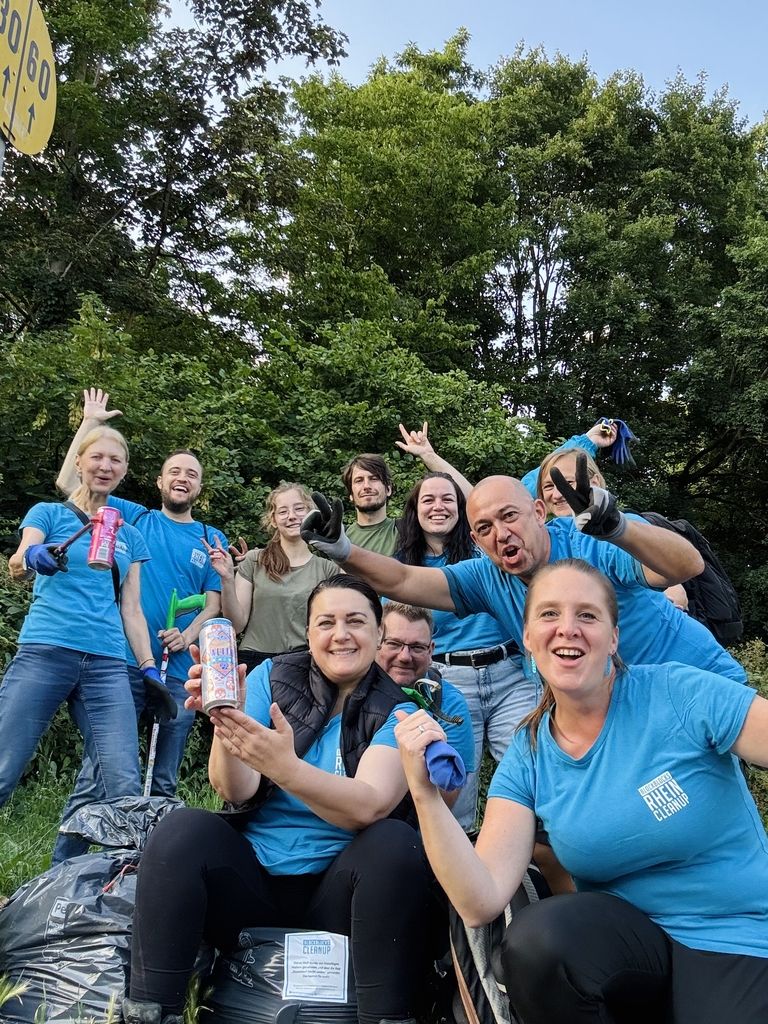 Gruppenfoto von Freiwilligen bei der Müllsäuberung im Freien.